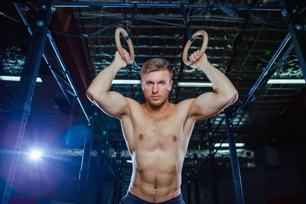 Muscular guy doing exercise on the rings Cross fit style — Stock Photo, Image