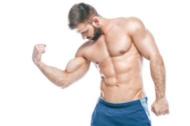 vücut geliştirmeci poz. Güzel sportif adam erkek güç. Fitness mavi şort kaslı. izole beyaz arka plan üzerinde. Kas gövde olan adam. Güçlü atletik erkek Fitness modeli gövde gösteren altı bohça abs