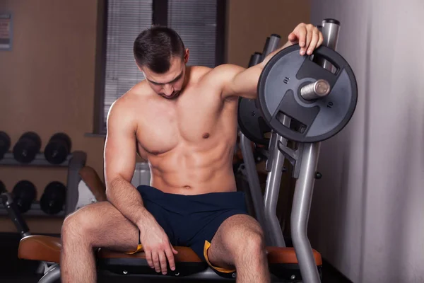 Adam spor salonunda sıra sıkıştırma egzersiz sırasında. — Stok fotoğraf