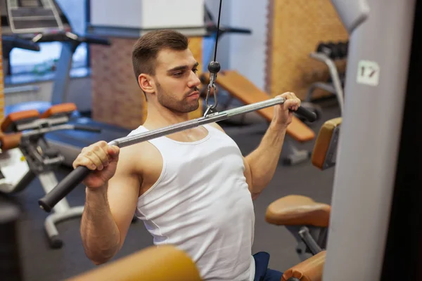 Hombre con entrenamiento con pesas en equipo de gimnasio club deportivo — Foto de Stock