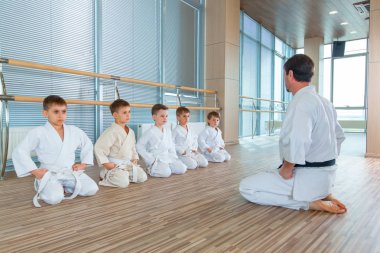 genç, güzel, başarılı çok etik çocuklar karate pozisyonda