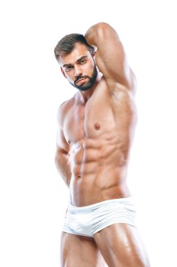 vücut geliştirmeci poz. Güzel sportif adam erkek güç. Fitness manin beyaz iç çamaşırı kaslı. izole beyaz arka plan üzerinde. ABS