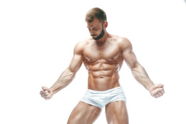 vücut geliştirmeci poz. Güzel sportif adam erkek güç. Fitness manin beyaz iç çamaşırı kaslı. izole beyaz arka plan üzerinde.