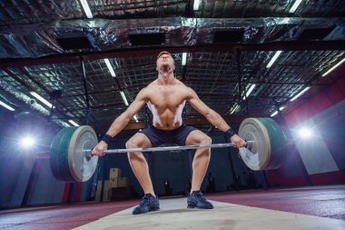 Kas fitness adam başını modern fitness merkezinde bir halter Deadlift için hazırlanıyor. Fonksiyonel eğitim. Egzersiz kapmak.