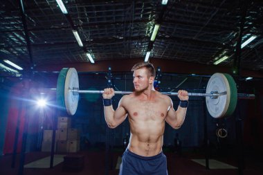 Kas fitness adam başını modern fitness merkezinde bir halter Deadlift için hazırlanıyor. Fonksiyonel eğitim. Egzersiz kapmak. Çapraz tarzı uygun, deadlift