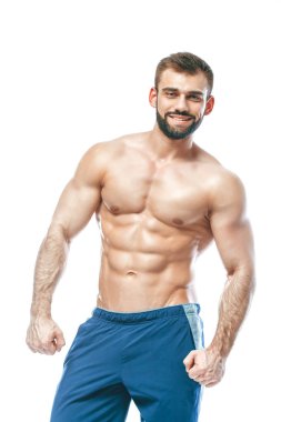 vücut geliştirmeci poz. Güzel sportif adam erkek güç. Fitness mavi şort kaslı. izole beyaz arka plan üzerinde. Kas gövde olan adam. Güçlü atletik erkek Fitness modeli gövde gösteren altı bohça abs