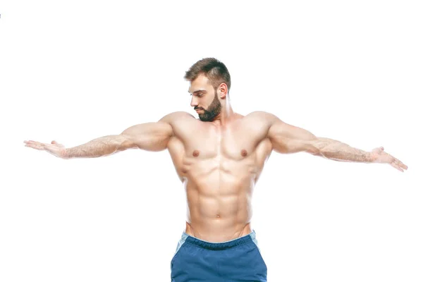 Bodybuilder που παρουσιάζουν. Όμορφη Αθλητικός τύπος ανδρική εξουσία. Γυμναστήριο μυώδης σε μπλε σορτς. σε απομονωμένες άσπρο φόντο. Άνθρωπος με μυϊκή κορμό. Ισχυρή αθλητικό κορμό μοντέλο Fitness άνθρωπος δείχνει abs έξι πακέτων — Φωτογραφία Αρχείου