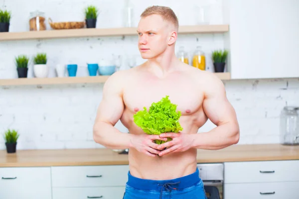 サラダは、健康的な食事の概念とキッチンで裸の胴体の筋肉男。生活の運動方法. — ストック写真