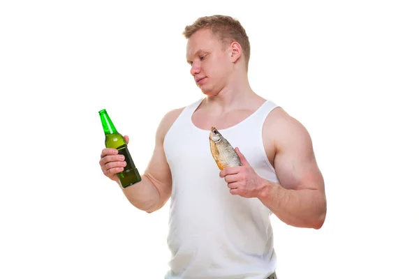 Λίπος άνθρωπος με ένα μπουκάλι μπύρας και τα ψάρια που απομονώνονται σε λευκό. Πορτραίτο του υπέρβαρο άτομο που χάλασε υγιεινό γεύμα. Ανεπιθύμητη γεύμα οδηγεί σε παχυσαρκία. Αναστάτωση από την ιδέα της δίαιτας. Προσπαθεί να πάει σε μια διατροφή — Φωτογραφία Αρχείου