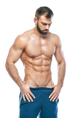 vücut geliştirmeci poz. Güzel sportif adam erkek güç. Fitness mavi şort kaslı. izole beyaz arka plan üzerinde. Kas gövde olan adam. Güçlü atletik erkek Fitness modeli gövde gösteren altı bohça abs