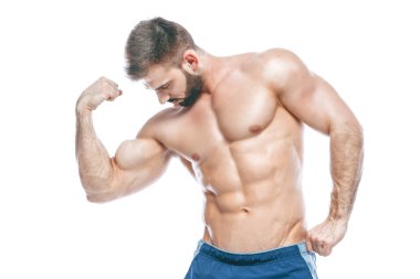 vücut geliştirmeci poz. Güzel sportif adam erkek güç. Fitness mavi şort kaslı. izole beyaz arka plan üzerinde. Kas gövde olan adam. Güçlü atletik erkek Fitness modeli gövde gösteren altı bohça abs