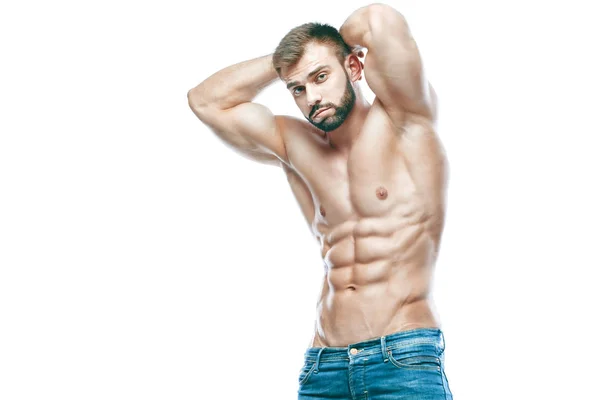 Culturista posando. Hermoso chico deportivo poder masculino. Fitness musculoso en jeans azules. sobre fondo blanco aislado. Hombre con torso muscular. Torso atlético fuerte del modelo de la aptitud del hombre que muestra seis abs del paquete —  Fotos de Stock