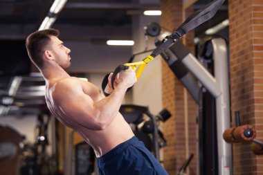 Crossfit Push Up Trx Fitness askıları spor salonları Studio ile çekici adam yok