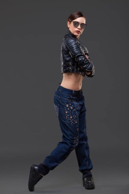 Lüks moda modeli, Studio Güneş gözlüklü gri arka plan üzerinde poz güzel bir kadın.