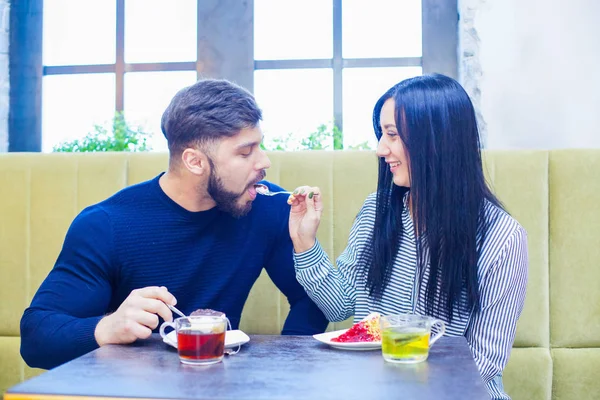 Feliz pareja amorosa disfrutando del desayuno en un café. Amor, citas, comida, estilo de vida — Foto de Stock