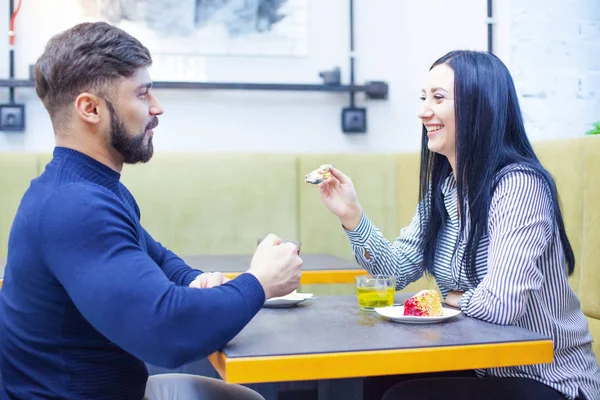 Feliz pareja amorosa disfrutando del desayuno en un café. Amor, citas, comida, estilo de vida — Foto de Stock