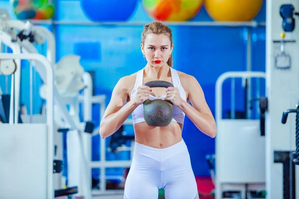 Γυναίκα καταλληλότητας κατάρτιση με kettlebell. — Φωτογραφία Αρχείου