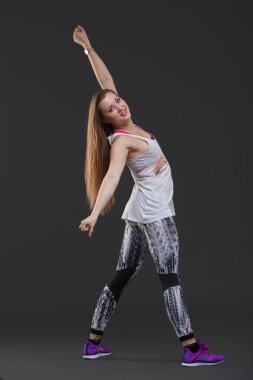 dans, siyah bir arka plan üzerinde çekici genç kadın