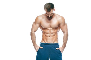 vücut geliştirmeci poz. Güzel sportif adam erkek güç. Fitness mavi şort kaslı. izole beyaz arka plan üzerinde. Kas gövde olan adam. Güçlü atletik erkek Fitness modeli gövde gösteren altı bohça abs