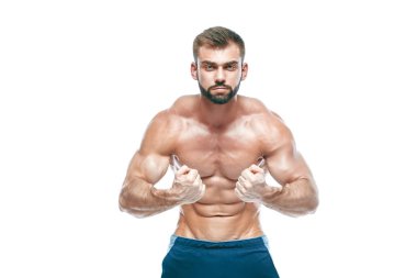 vücut geliştirmeci poz. Güzel sportif adam erkek güç. Fitness mavi şort kaslı. izole beyaz arka plan üzerinde. Kas gövde olan adam. Güçlü atletik erkek Fitness modeli gövde gösteren altı bohça abs
