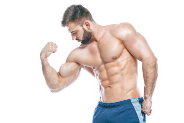 vücut geliştirmeci poz. Güzel sportif adam erkek güç. Fitness mavi şort kaslı. izole beyaz arka plan üzerinde. Kas gövde olan adam. Güçlü atletik erkek Fitness modeli gövde gösteren altı bohça abs