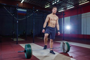 bir kas adam egzersiz halter vasıl jimnastik salonu ile portresi. Barın yakınında standları dinlenme.