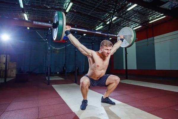 运动的人执行开销蹲在健身房复合 crossfit 的高杠铃, 高绩效运动员积极生活方式举重健美。十字式适合, deadlift — 图库照片