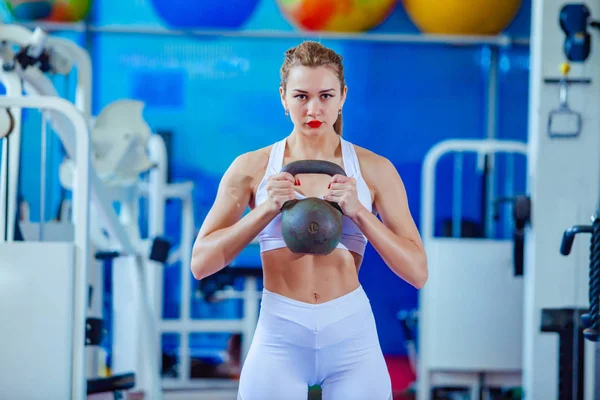 Entrenamiento de mujer fitness por kettlebell . — Foto de Stock