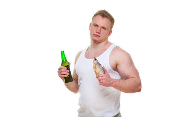 Hombre gordo con una botella de cerveza y pescado aislado en blanco.Retrato de una persona con sobrepeso que estropeó la comida saludable. La comida chatarra conduce a la obesidad. Disrupción del concepto de dieta. Él está tratando de seguir una dieta — Foto de Stock