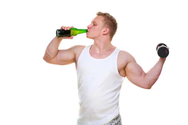 Homem gordo com uma garrafa de cerveja tem halteres isolados em branco. O conceito de escolher entre alimentos nocivos e um estilo de vida saudável. Retrato de pessoa com excesso de peso que estragou a refeição saudável. Lixo — Fotografia de Stock