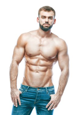 vücut geliştirmeci poz. Güzel sportif adam erkek güç. Fitness mavi kot pantolon kaslı. izole beyaz arka plan üzerinde.