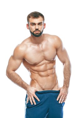 vücut geliştirmeci poz. Güzel sportif adam erkek güç. Fitness mavi şort kaslı. izole beyaz arka plan üzerinde. Kas gövde olan adam. Güçlü atletik erkek Fitness modeli gövde gösteren altı bohça abs