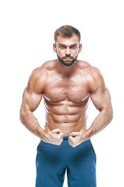 vücut geliştirmeci poz. Güzel sportif adam erkek güç. Fitness mavi şort kaslı. izole beyaz arka plan üzerinde. Kas gövde olan adam. Güçlü atletik erkek Fitness modeli gövde gösteren altı bohça abs