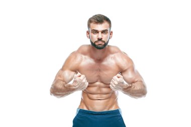 vücut geliştirmeci poz. Güzel sportif adam erkek güç. Fitness mavi şort kaslı. izole beyaz arka plan üzerinde. Kas gövde olan adam. Güçlü atletik erkek Fitness modeli gövde gösteren altı bohça abs