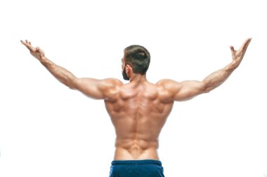 vücut geliştirmeci poz. Güzel sportif adam erkek güç. Fitness mavi şort kaslı. izole beyaz arka plan üzerinde. Kas gövde olan adam. Güçlü atletik erkek Fitness modeli gövde gösteren altı bohça abs