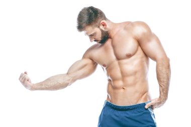 vücut geliştirmeci poz. Güzel sportif adam erkek güç. Fitness mavi şort kaslı. izole beyaz arka plan üzerinde. Kas gövde olan adam. Güçlü atletik erkek Fitness modeli gövde gösteren altı bohça abs