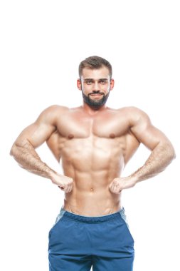 vücut geliştirmeci poz. Güzel sportif adam erkek güç. Fitness mavi şort kaslı. izole beyaz arka plan üzerinde. Kas gövde olan adam. Güçlü atletik erkek Fitness modeli gövde gösteren altı bohça abs