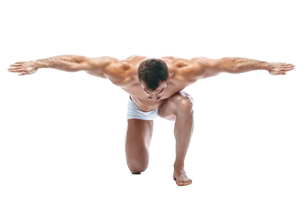Bodybuilder poseren. Mooie sportieve vent mannelijke kracht. Fitness gespierd manin witte lingerie. op geïsoleerde witte achtergrond. knielt — Stockfoto