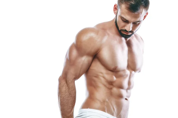 Bodybuilder posa. Bellissimo ragazzo sportivo potere maschile. Biancheria intima bianca di manin muscoloso di idoneità. su fondo bianco isolato . — Foto Stock