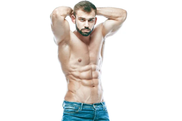 Bodybuilder poseren. Mooie sportieve vent mannelijke kracht. Fitness gespierd in spijkerbroek. op geïsoleerde witte achtergrond. Man met gespierde torso. Sterke atletische Man Fitness Model Torso weergegeven: zes pack abs — Stockfoto