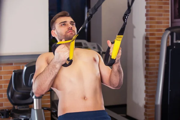 Atrakcyjny mężczyzna ma Crossfit Push up z Trx Fitness paski w Studio Siłownie — Zdjęcie stockowe