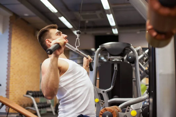 Hombre con entrenamiento con pesas en equipo de gimnasio club deportivo —  Fotos de Stock