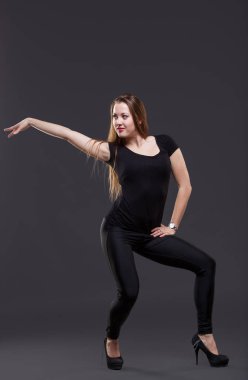 dans, siyah bir arka plan üzerinde çekici genç kadın