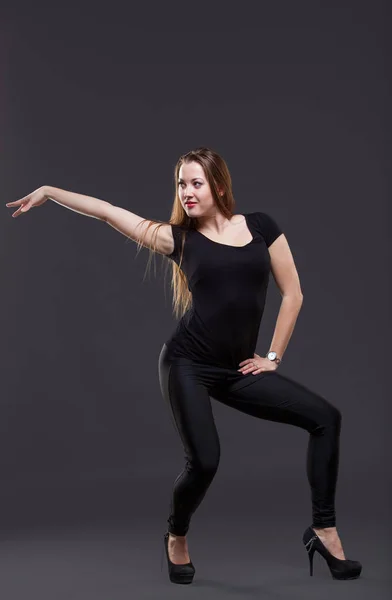 Atrakcyjna, młoda kobieta, taniec, na czarnym tle — Zdjęcie stockowe