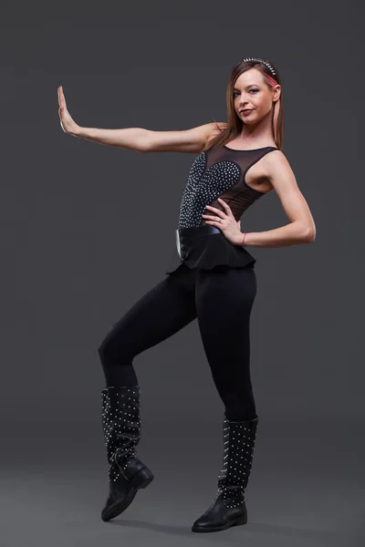 Attraktiv ung kvinna dans, på en svart bakgrund — Stockfoto