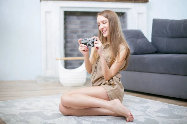 Portrét krásné mladé blonďaté ženy s kamerou, životní styl — Stock fotografie
