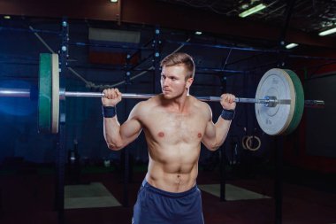 Kas fitness adam başını modern fitness merkezinde bir halter Deadlift için hazırlanıyor. Fonksiyonel eğitim. Egzersiz kapmak. Çapraz tarzı uygun, deadlift
