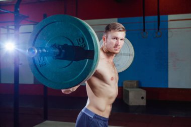 Kas fitness adam başını modern fitness merkezinde bir halter Deadlift için hazırlanıyor. Fonksiyonel eğitim. Egzersiz kapmak. Çapraz tarzı uygun, deadlift