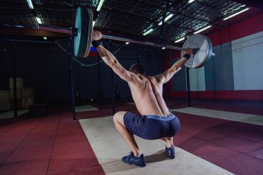 Sportif Erkek spor salonu karmaşık crossfit genel gider performans atlet aktif yaşam tarzı halter vücut geliştirmeci, ağır bir halter ile genel gider ağız kavgası yapmak. Çapraz tarzı uygun, deadlift