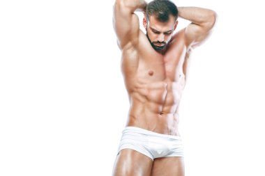 vücut geliştirmeci poz. Güzel sportif adam erkek güç. Fitness manin beyaz iç çamaşırı kaslı. izole beyaz arka plan üzerinde.